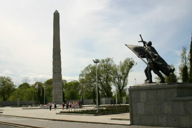 Мемориальный комплекс «Памятник 1200 гвардейцев» на Гвардейском проспекте в Калининграде, бывшем Кенигсберге