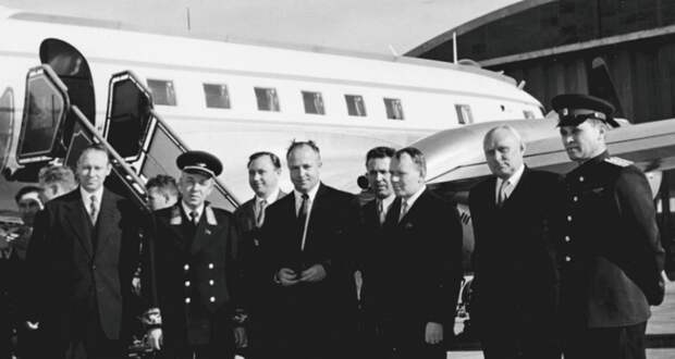 На фото: советское правительство подарило шаху Ирана самолет. Перед вручением самолета. Посол СССР в Иране Николай Пегов (второй слева), военный атташе Советского Союза Григорий Долин (первый справа).