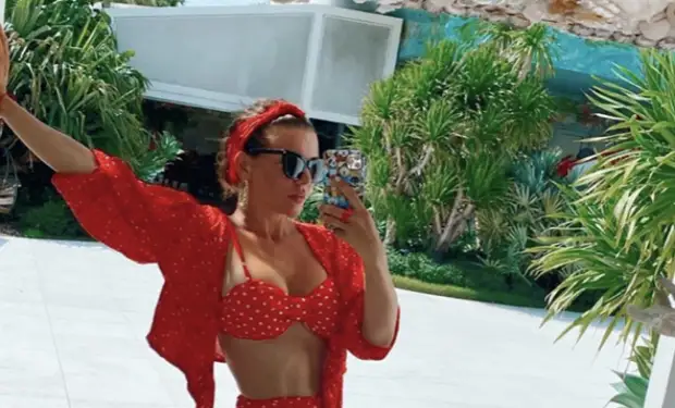 Анна Седокова надела тесный купальник, но вместо комплиментов услышала вопросы. Людей интересовало, как она попала на американский пляж