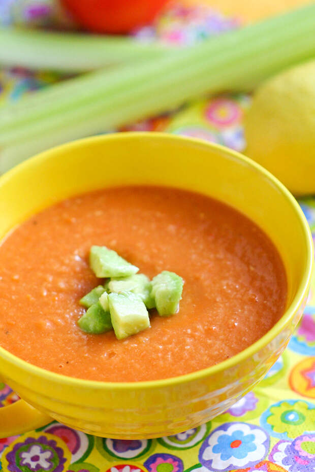 Острый суп – пюре из фасоли с авокадо
