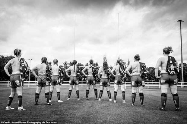 Австралийская женская команда по регби снялась обнаженной для календаря