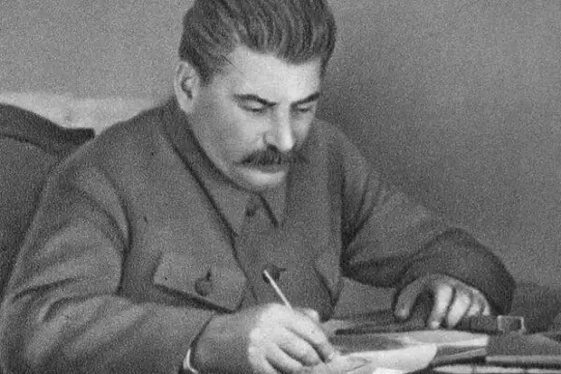 Что Сталин сделал с адмиралом, который выпустил заключенных и отправил их на фронт?