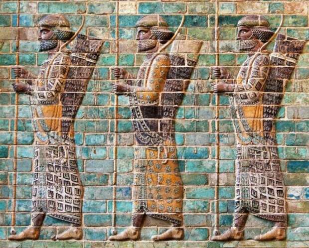 Бессмертные с фриза лучников из Сузы, около 510 года до н. э. \ Фото: pinterest.ru.