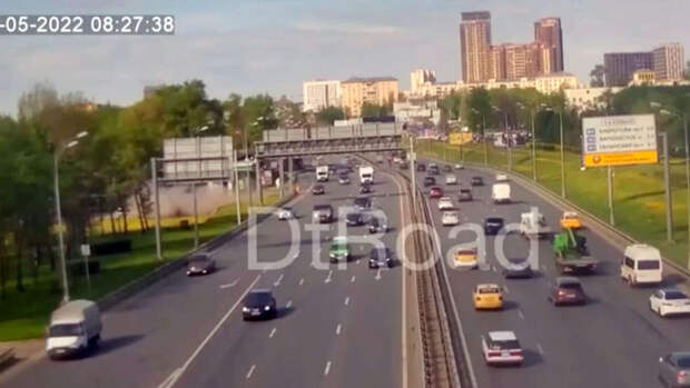 Автомобиль врезался в ограждение и перевернулся на ТТК в Москве