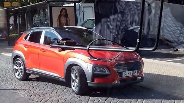 Один из [шпионских снимков](https://motor.ru/news/hyundaikona-10-05-2017.htm) обычной версии Hyundai Kona, попавших ранее в Сеть