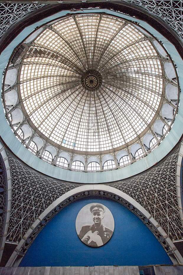 Десятиметровое панно под куполом: на ВДНХ вернули знаменитый фотопортрет Гагарина