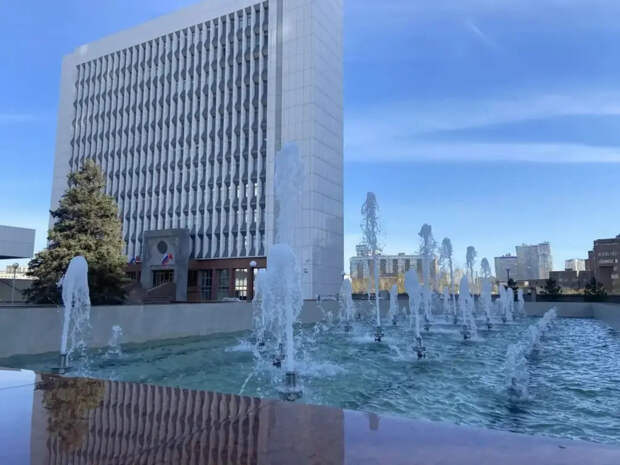 В Новосибирске заработал первый фонтан – у Бугаков-парка