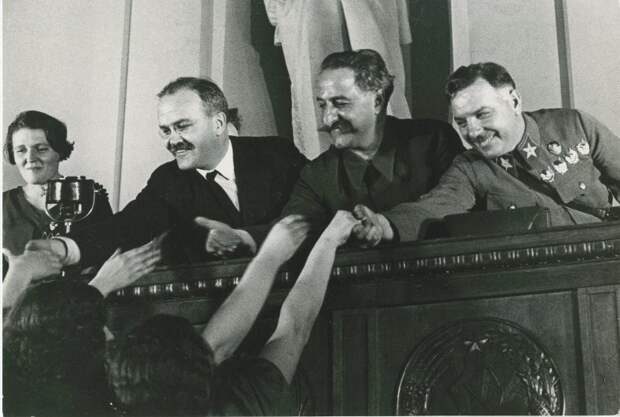 1936. Серго Орджоникидзе, К.Е. Ворошилов и В.М. Молотов на совещании жен командиров в Кремле