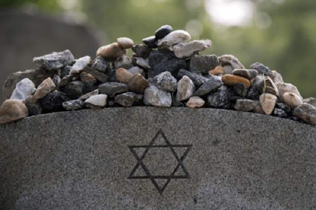 Для чего евреи ложатся в свежевырытую могилу, зачем напиваются раз в год - и другие странные еврейские традиции