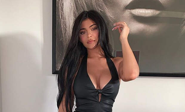 Кайли Дженнер в бикини отдыхает с сестрами в Палм-Спрингс