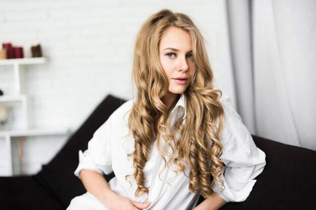 Сухость, ломкость, потеря блеска: как восстановить волосы после горячих укладок