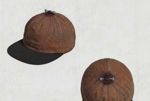 Известный дизайнер представил кепки в виде женской груди и вызвал ажиотаж в сети