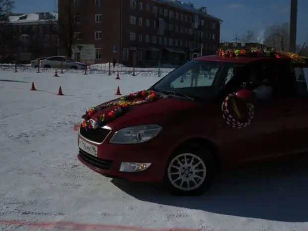 В Невьянске на площади прошел конкурс «Авто-леди 2022»