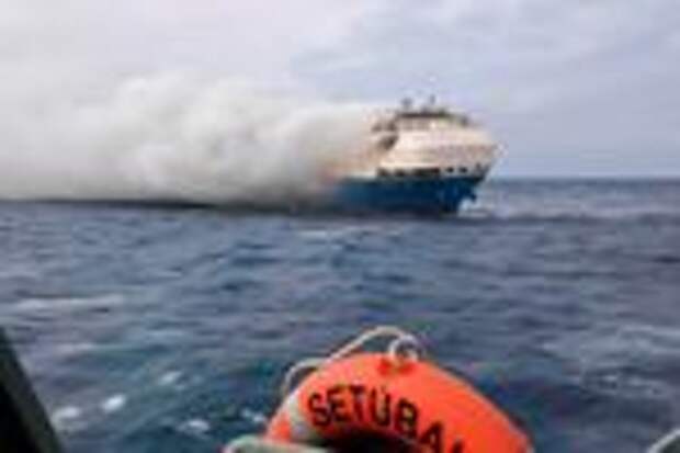 В Атлантике затонуло загоревшееся судно с элитными автомобилями