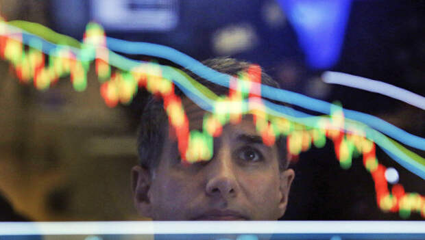 Финансовый специалист Нью-Йоркской фондовой биржи во время работы. Архивное фото