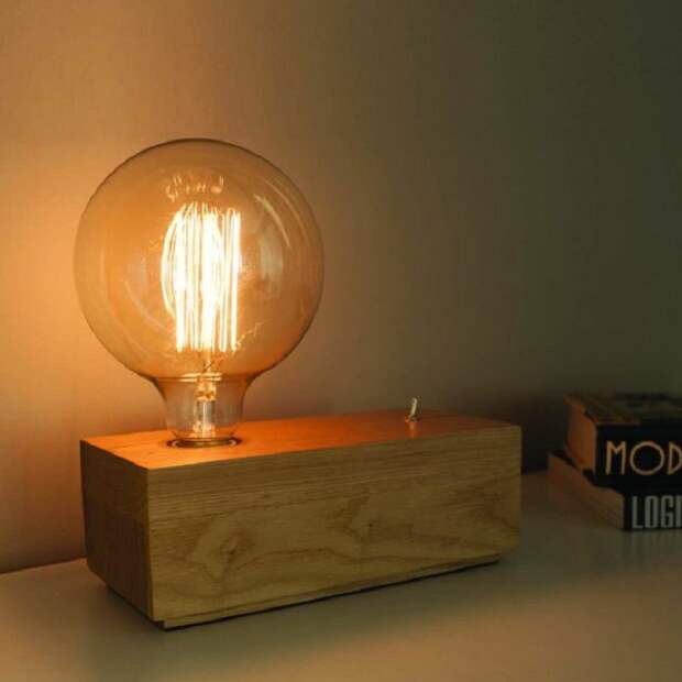 Крутой вариант преобразить интерьер такой деревянной настольной лампой.