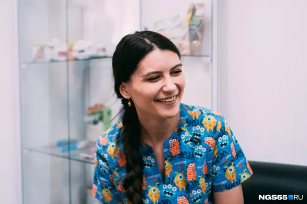 «Ловить крокодила было прикольно»: история 23-летней омички, которая лечит зубы животным