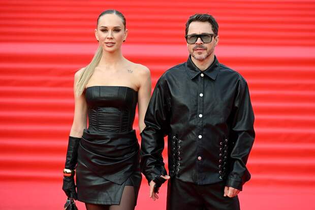 Павел Деревянко с откровенно одетой женой пришел на кинофестиваль