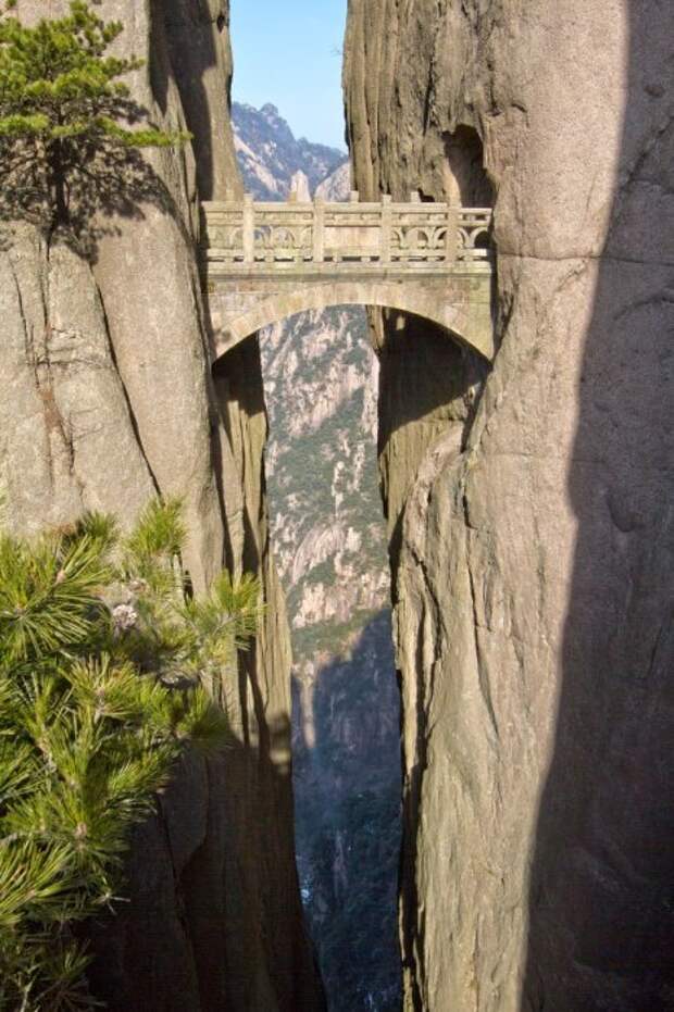 Мост Бессмертных в горах Хуаншань расположен на высоте 1320 метров между двух столбообразными скал (Китай). | Фото: stoplusjednicka.cz.
