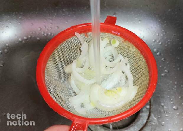 После промывки в горячей воде, лук теряет свою горечь / Изображение: дзен-канал technotion
