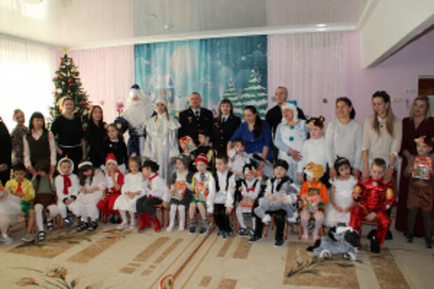 Сотрудники Управления по контролю за оборотом наркотиков УМВД России по Тамбовской области присоединились к Всероссийской акции «Полицейский Дед Мороз»