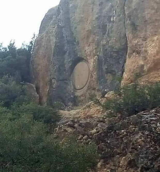 Загадочный портал в отвесной скале
