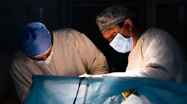 Российский хирург Юрий Козлов спас жизнь ребенку с аномалией пищевода