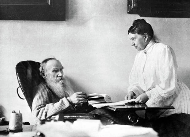 Лев Николаевич Толстой с женой Софьей Андреевной в Ясной Поляне. 1908 год.