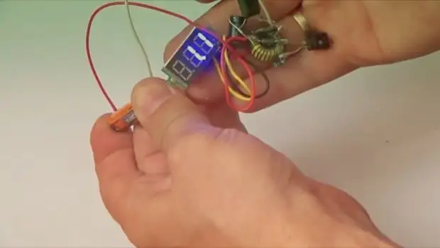 Крутой тестер аккумуляторов и батареек с самозапиткой своими руками