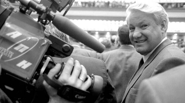 Уберите Путина, дайте алкаша-старика обратно: В Сети тиражируют клип о России Ельцина и России Путина