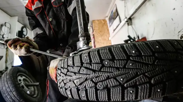 Вильфанд не советует москвичам менять зимнюю резину до середины апреля