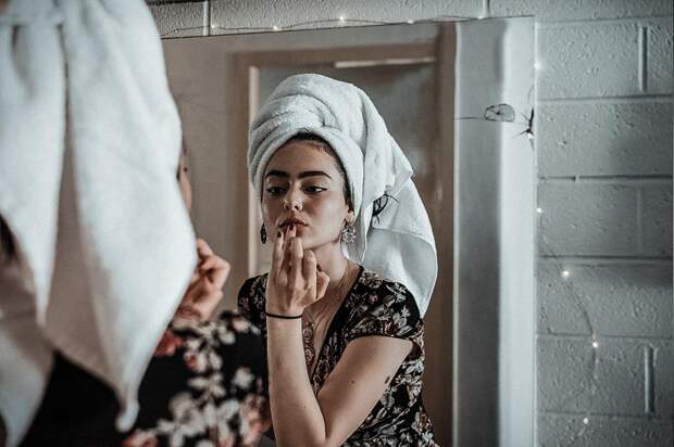 Чувствовали ли вы когда-нибудь, что за вами наблюдают через зеркало в отеле или на работе? Правду откроет простой тест с пальцем