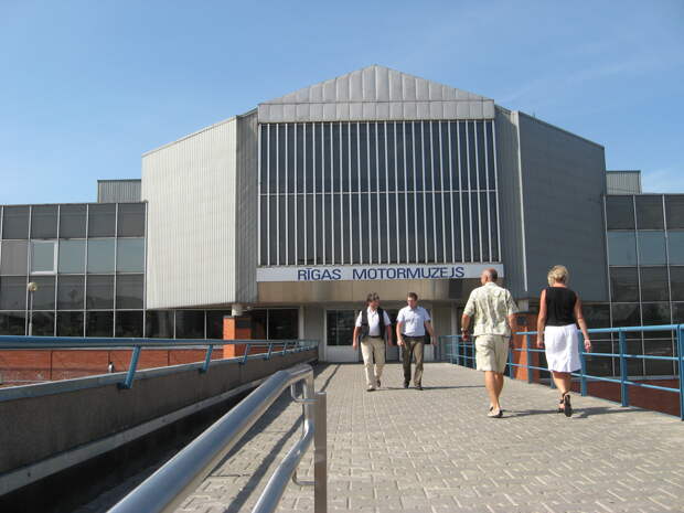 https://upload.wikimedia.org/wikipedia/commons/8/83/RigaMotorMuseum.jpg