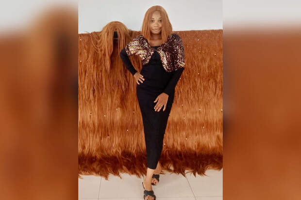 UPI: женщина из Нигерии сделала парик шириной 3,5 метра и попала в Книгу рекордов Гиннесса