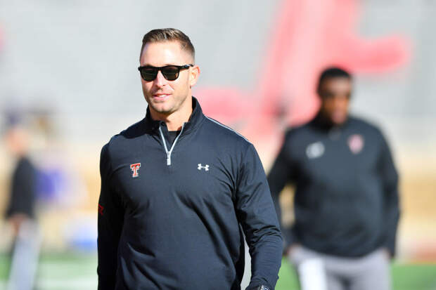 Kliff Kingsbury walking on field