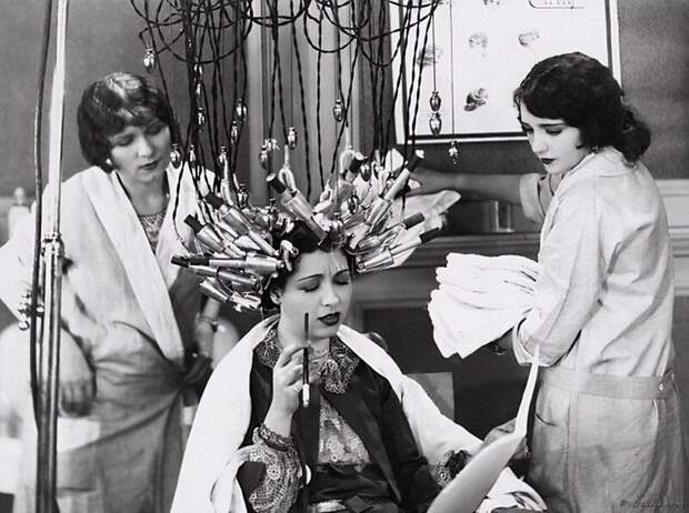 А вот так завивали в немецких парикмахерских в 1929 году