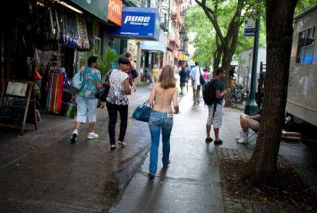В городе можно ходить топлес, но не для рекламы. | Фото: UA-Reporter.com.