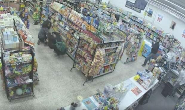 2 подростка хотели ограбить магазин, но хозяин поблагодарил их