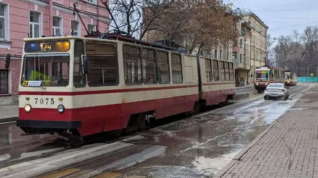 Движение трамваев в Центральном районе Петербурга парализовано из-за коммунальной аварии