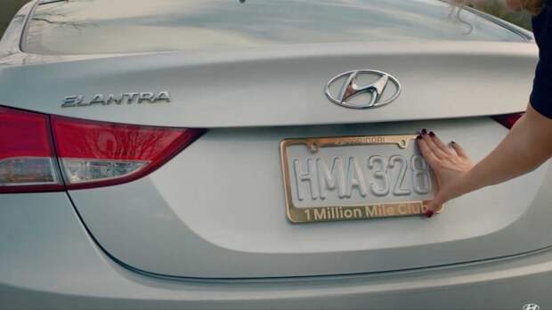 Также, Фарра Хейнс вошла в клуб любителей миллиона миль, получив от Hyundai номерную рамку с напоминанием об этом. Elantra, hyundai, hyundai elantra, авто, автомобиль, надежность, пробег, пробег автомобиля