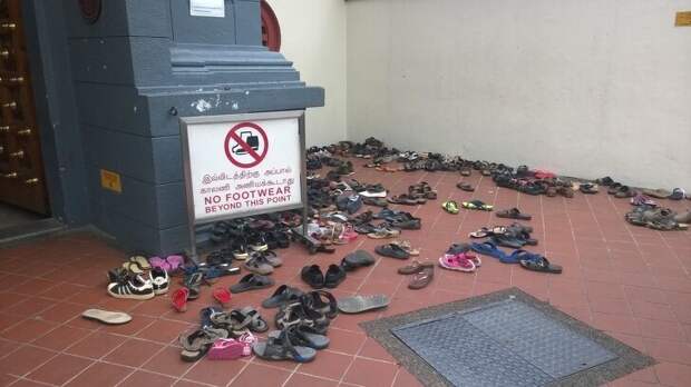 Некоторые храмы Азии принято посещать без обуви, а в Индонезии перед входом в частный дом вас попросят снять еще и носки страны, факты, это интересно