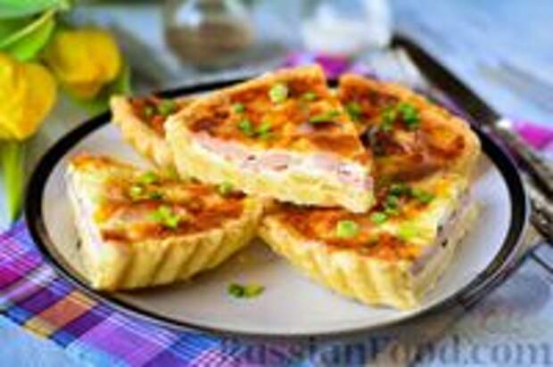 Фото к рецепту: Закусочный пирог с сосисками, сыром и зелёным луком