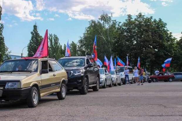 Яркие кадры: столица ЛНР празднует День России (ФОТО) | Русская весна