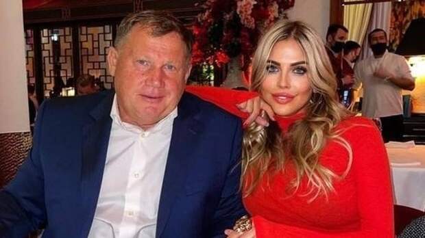 Самый богатый депутат "запретил" полицейским жаловаться на зарплату. Все вопросы сняла его биография