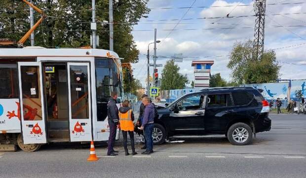 Иду на таран! Лобовое столкновение с трамваем в Перми