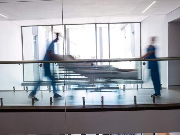 В цирке Москвы во время выступления с высоты упал гимнаст из Китая