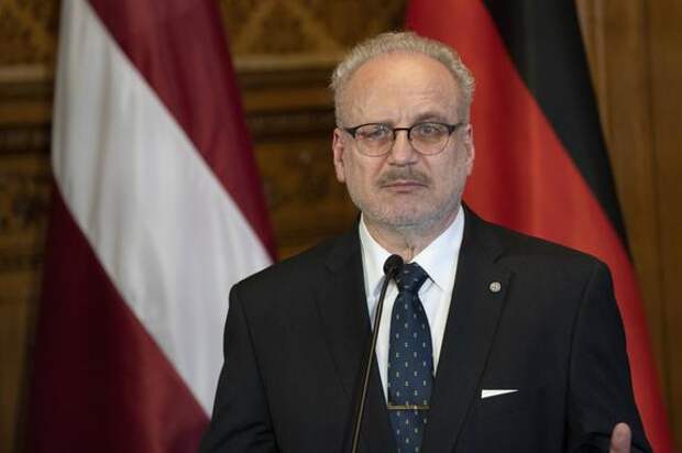 Президент Латвии Левитс призвал проверить ранее выданные россиянам визы и виды на жительство