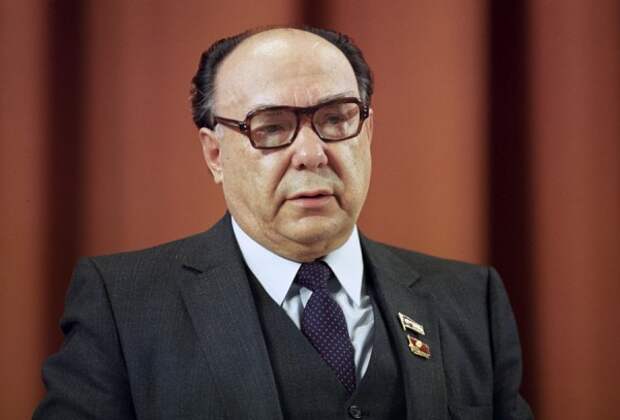 27.02.1986 Заведующий отделом пропаганды ЦК КПСС, член Президентского совета Александр Николаевич Яковлев на пресс-конференции для советских и иностранных журналистов. Пресс-центр XXVII съезда КПСС. Дмитрий Донской/РИА Новости