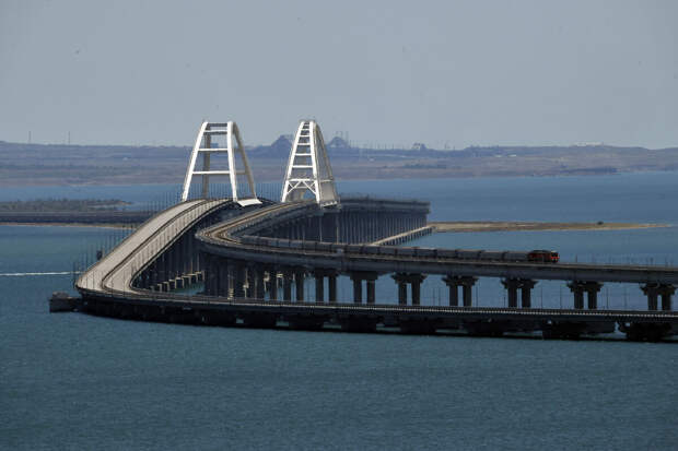 Проезд автотранспорта по Крымскому мосту временно перекрыли