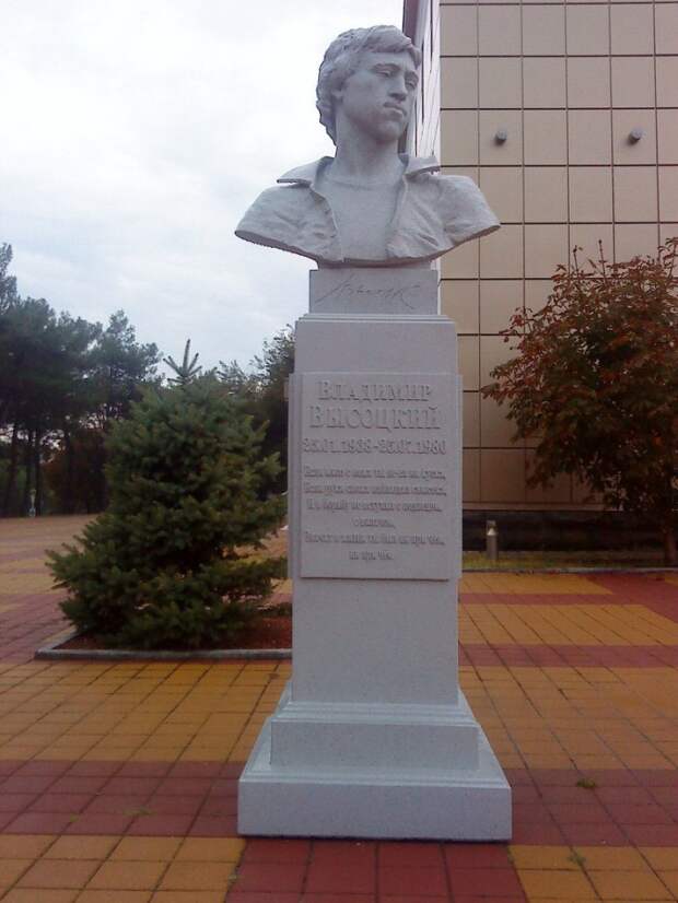 101 Памятник Владимиру Высоцкому на набережной в Геленджике